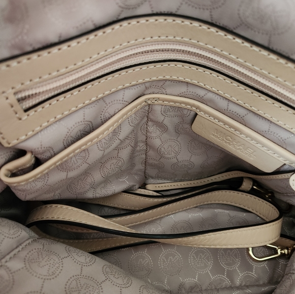 Michael Kors tote - Picture 4 of 9